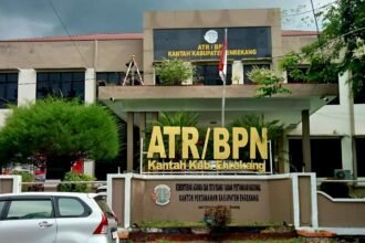 Gedung Kantor ATR/BPN Kabupaten Enrekang yang kini menjadi sorotan publik terkait dugaan pungutan tambahan dalam pengurusan sertifikat tanah.