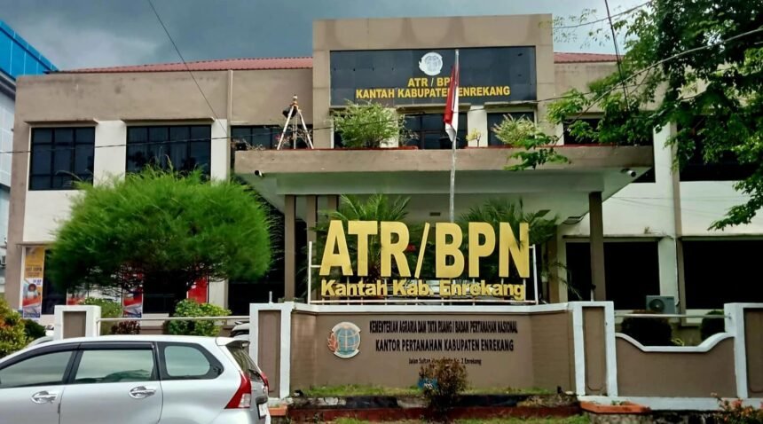 Gedung Kantor ATR/BPN Kabupaten Enrekang yang kini menjadi sorotan publik terkait dugaan pungutan tambahan dalam pengurusan sertifikat tanah.