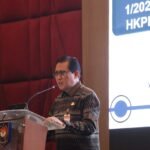 Direktur Jenderal Bina Pembangunan Daerah (Bangda) Kementerian Dalam Negeri, Restuardy Daud, saat membuka Rapat Koordinasi Capaian Penerapan dan Pelaporan SPM Wilayah Kalimantan, Sulawesi, Maluku, dan Papua Tahun 2025, di Hotel Gammara, Makassar, Kamis (6/11/2025).