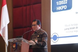 Direktur Jenderal Bina Pembangunan Daerah (Bangda) Kementerian Dalam Negeri, Restuardy Daud, saat membuka Rapat Koordinasi Capaian Penerapan dan Pelaporan SPM Wilayah Kalimantan, Sulawesi, Maluku, dan Papua Tahun 2025, di Hotel Gammara, Makassar, Kamis (6/11/2025).