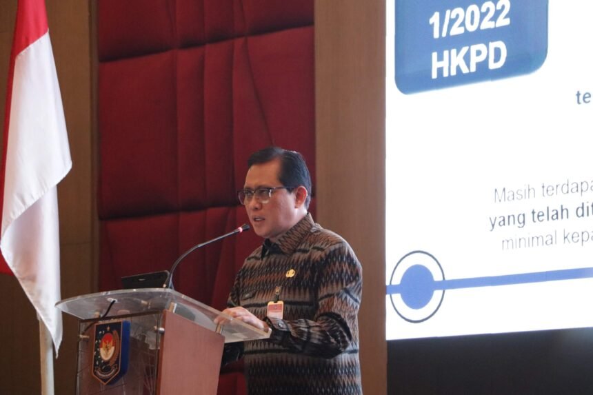 Direktur Jenderal Bina Pembangunan Daerah (Bangda) Kementerian Dalam Negeri, Restuardy Daud, saat membuka Rapat Koordinasi Capaian Penerapan dan Pelaporan SPM Wilayah Kalimantan, Sulawesi, Maluku, dan Papua Tahun 2025, di Hotel Gammara, Makassar, Kamis (6/11/2025).