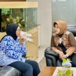 Wakil Kepala BGN Nanik Sudaryati Deyang (kanan) berbincang dengan Kepala BPS Amalia Adininggar Widyasanti di Jakarta, membahas kolaborasi pengukuran dampak Program Makan Bergizi Gratis terhadap pertumbuhan ekonomi nasional.