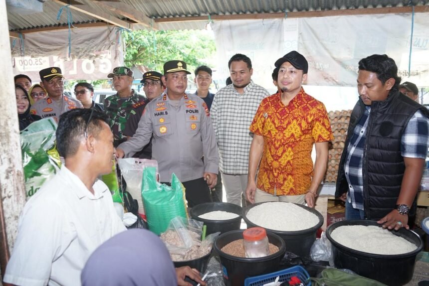 Bupati Enrekang H. Muh. Yusuf Ritangnga bersama Forkopimda memantau harga beras di Pasar Sentral Enrekang untuk memastikan harga sesuai HET dan mencegah praktik penimbunan.