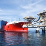 Dua kapal raksasa bertemu di lautan, mentransfer energi dari Papua untuk menyalakan listrik Nusantara. (Dok. PGN LNG Indonesia/HO)