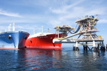 Dua kapal raksasa bertemu di lautan, mentransfer energi dari Papua untuk menyalakan listrik Nusantara. (Dok. PGN LNG Indonesia/HO)