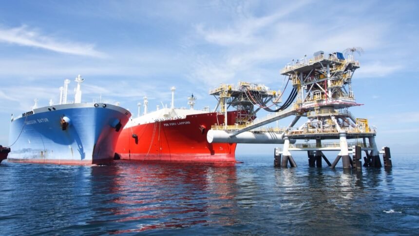 Dua kapal raksasa bertemu di lautan, mentransfer energi dari Papua untuk menyalakan listrik Nusantara. (Dok. PGN LNG Indonesia/HO)