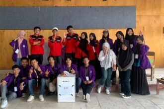 Mahasiswa Universitas Muhammadiyah Enrekang berpose usai pelaksanaan Pemilu Raya 2025–2026, simbol semangat demokrasi dan partisipasi aktif di lingkungan kampus.