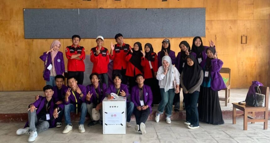 Mahasiswa Universitas Muhammadiyah Enrekang berpose usai pelaksanaan Pemilu Raya 2025–2026, simbol semangat demokrasi dan partisipasi aktif di lingkungan kampus.
