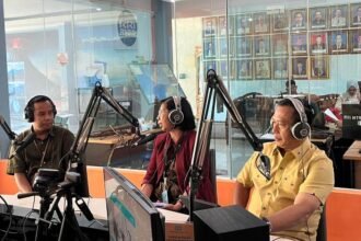 Dialog interaktif Merajut Pangan Bumi Gora yang disiarkan RRI Mataram pada Jumat (7/11/2025) dengan narasumber Sekretaris Deputi Promosi dan Kerja Sama Badan Gizi Nasional (BGN) RI, Kombes Pol. Lalu Muhammad Iwan Mahardan, S.I.K., M.M., dan dosen Jurusan Gizi Poltekkes Kemenkes Mataram, Dr. Made Darawati, STP., M.Sc.