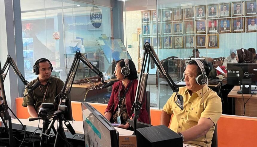 Dialog interaktif Merajut Pangan Bumi Gora yang disiarkan RRI Mataram pada Jumat (7/11/2025) dengan narasumber Sekretaris Deputi Promosi dan Kerja Sama Badan Gizi Nasional (BGN) RI, Kombes Pol. Lalu Muhammad Iwan Mahardan, S.I.K., M.M., dan dosen Jurusan Gizi Poltekkes Kemenkes Mataram, Dr. Made Darawati, STP., M.Sc.