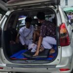 Peristiwa ledakan di SMAN 72 Jakarta menyebabkan delapan siswa mengalami luka-luka ringan hingga sedang. Mereka segera dilarikan ke rumah sakit terdekat untuk mendapatkan perawatan medis, Jumat (7/11/2025).