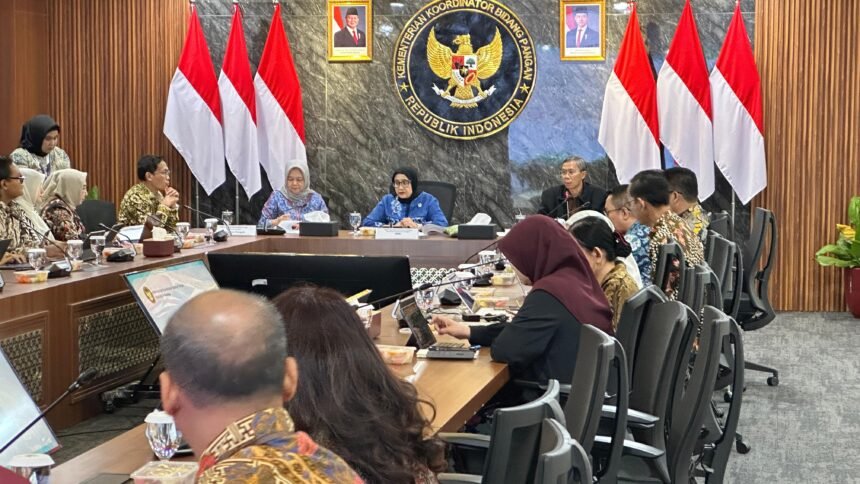 Rapat Pelaksana Harian Tim Koordinasi Penyelenggaraan Program Makan Bergizi Gratis (MBG) di Kantor Kementerian Koordinator Bidang Pangan, Jumat (7/11/2025).