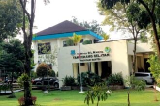 Kantor Dinas Lingkungan Hidup (DLH) Kota Tangerang Selatan, jadi pusat sorotan dugaan penyelewengan anggaran honorarium tenaga non-ASN dan kompensasi TPAS Cilowong. (Dok. GWI Banten/HO)