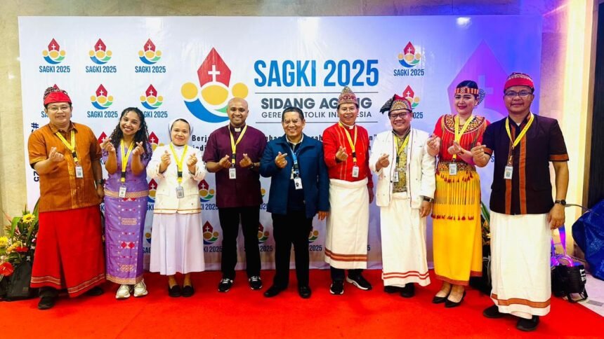 Warna keberagaman dalam satu iman — para peserta SAGKI 2025 tampil dengan busana adat, membawa semangat persaudaraan dan pengharapan bagi Gereja Katolik Indonesia.