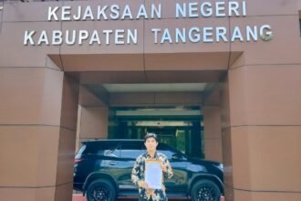 Ketua II Bidang Pengawasan Badan Publik BPP WIBARA menyerahkan laporan resmi dugaan korupsi sejumlah OPD ke Kejaksaan Negeri Kabupaten Tangerang.