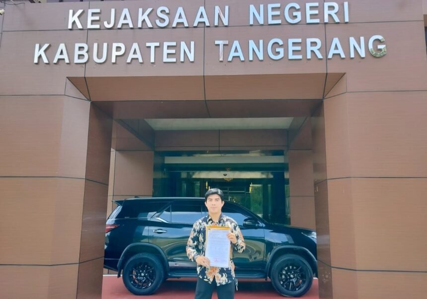 Ketua II Bidang Pengawasan Badan Publik BPP WIBARA menyerahkan laporan resmi dugaan korupsi sejumlah OPD ke Kejaksaan Negeri Kabupaten Tangerang.