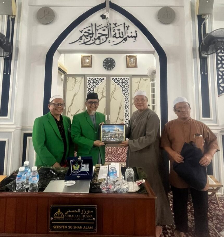 Kolaborasi lintas negara untuk memperkuat industri halal. Dosen UMI Makassar menyerahkan cendera mata kepada pengurus Surau Al-Husna, Shah Alam, sebagai simbol persahabatan dan komitmen bersama dalam edukasi proses produksi halal.