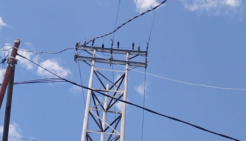 Kabel induk PLN di jalur penyebrangan menuju Desa Pasir Putih, Buru Selatan, terputus hingga sebabkan pemadaman listrik empat hari berturut-turut.