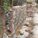Tampak proyek yang diduga “dikerjakan asal-asalan”- Batu dasarnya hanya satu lapis, ketebalan pasangan diperkirakan cuma 15 cm, sementara di bagian atas tampak lebih dari 30 cm, khususnya pada bagian talud drainase, (13/11/2025).