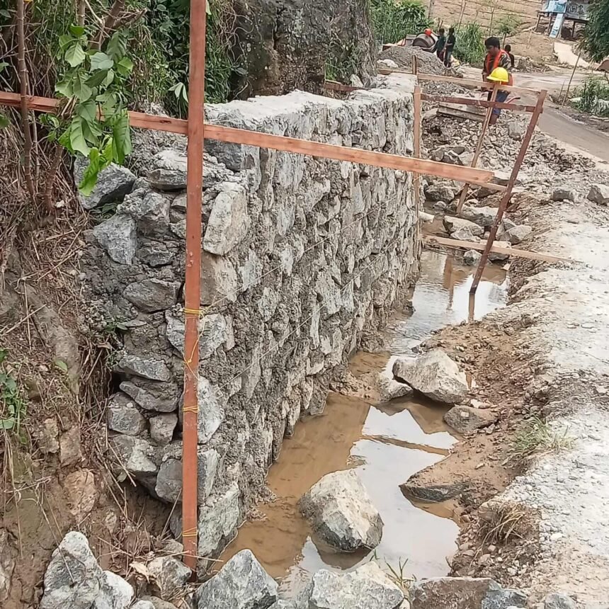 Tampak proyek yang diduga “dikerjakan asal-asalan”- Batu dasarnya hanya satu lapis, ketebalan pasangan diperkirakan cuma 15 cm, sementara di bagian atas tampak lebih dari 30 cm, khususnya pada bagian talud drainase, (13/11/2025).