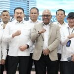 Jaksa Agung ST Burhanuddin bersama Ketua Umum PWI Pusat Akhmad Munir, bersama jajaran pengurus barunya berpose usai pertemuan di Gedung Kejaksaan Agung, Jakarta, Kamis (13/11/2025), menandai komitmen sinergi antara lembaga penegak hukum dan insan pers.