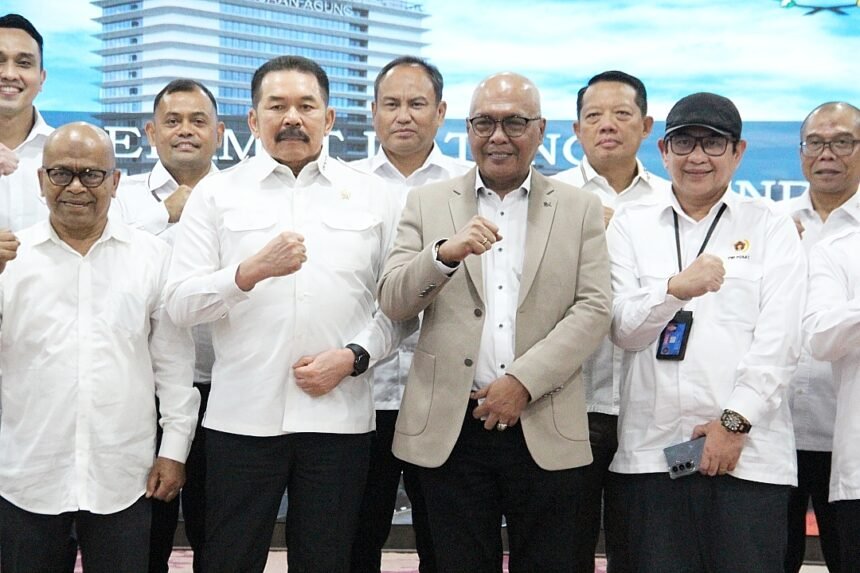 Jaksa Agung ST Burhanuddin bersama Ketua Umum PWI Pusat Akhmad Munir, bersama jajaran pengurus barunya berpose usai pertemuan di Gedung Kejaksaan Agung, Jakarta, Kamis (13/11/2025), menandai komitmen sinergi antara lembaga penegak hukum dan insan pers.