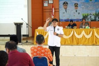 Makmur dari LPAI Makassar memaparkan urgensi pencegahan kekerasan perempuan–anak dan TPPO dalam pertemuan lintas sektor Pemkab Luwu Timur.