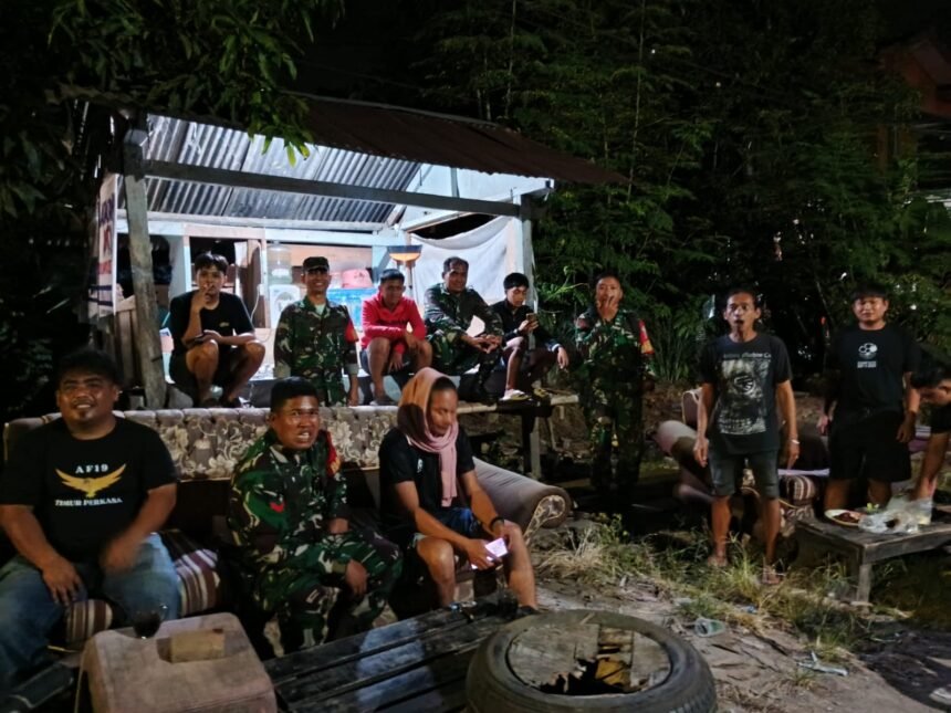 Patroli malam Koramil Enrekang, jaga kampung bersama, Jumat (14/11/2025).