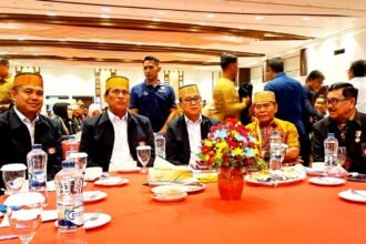 Gubernur Kaltara, Dr. H. Zainal Arifin Paliwang (dua dari kanan/kemeja kuning bermotif) turut hadir dalam Mukernas KKSS di Makassar, (14/11/2025).