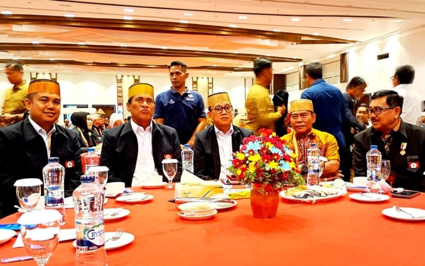 Gubernur Kaltara, Dr. H. Zainal Arifin Paliwang (dua dari kanan/kemeja kuning bermotif) turut hadir dalam Mukernas KKSS di Makassar, (14/11/2025).