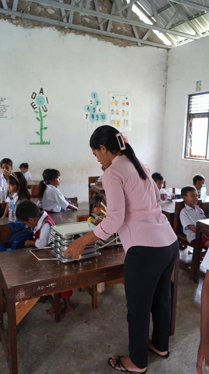MBG Jadi Alasan Anak-Anak Tetap Datang ke Sekolah: Kisah dari Wee Pangali yang Mengharukan 2 Guru membagikan kotak makan MBG kepada para siswa di SD Katolik Wee Pangali, tempat program gizi menjadi penyemangat hadirnya anak-anak setiap hari.