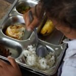 Seorang siswa menikmati hidangan MBG—menu sederhana namun bergizi yang menjadi penopang semangat belajar mereka setiap hari.