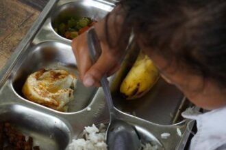 Seorang siswa menikmati hidangan MBG—menu sederhana namun bergizi yang menjadi penopang semangat belajar mereka setiap hari.