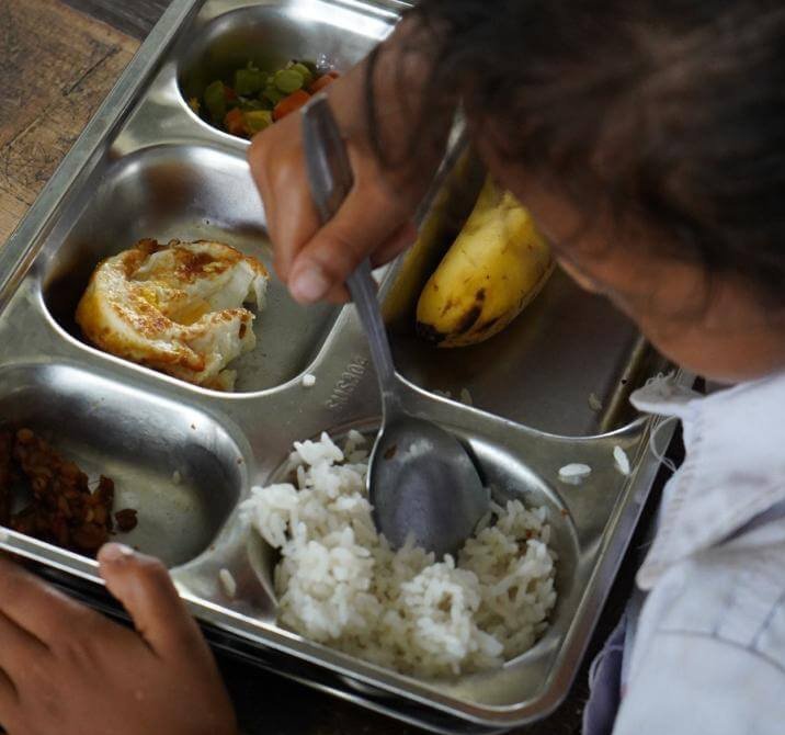 Seorang siswa menikmati hidangan MBG—menu sederhana namun bergizi yang menjadi penopang semangat belajar mereka setiap hari.