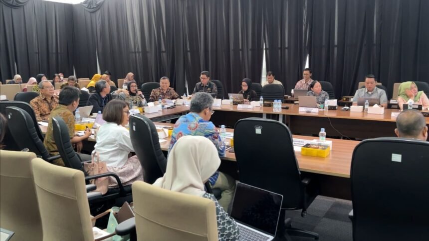 Rapat di kantor Badan Gizi Nasional (BGN) dihadiri perwakilan dari tiga kementerian koordinator dan 13 kementerian/lembaga anggota Tim Koordinasi, (14/11/2025). (dok. bgn/ho)