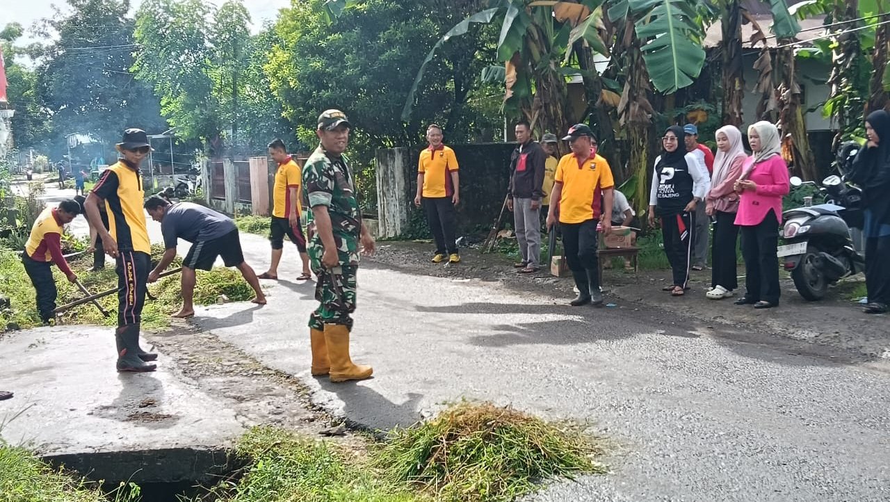 Gotong Royong Warga Bajeng Bersihkan Drainase: Upaya Kolektif Hadapi Musim Hujan 2 IMG 20251115 WA0547