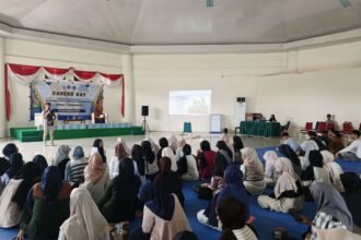 Career Day SMAN 2 Enrekang menghadirkan narasumber dari UNIMEN, dengan ratusan siswa antusias mengikuti sesi motivasi dan informasi pendidikan tinggi.