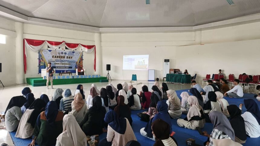 Career Day SMAN 2 Enrekang menghadirkan narasumber dari UNIMEN, dengan ratusan siswa antusias mengikuti sesi motivasi dan informasi pendidikan tinggi.