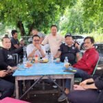 Rombongan Pengurus SMSI Sulsel berkumpul dalam suasana santai di Warkop Sweetness 588 Parepare untuk membahas agenda Muskot dan penguatan jejaring media daerah, November 2025. (tim)