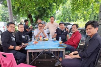 Rombongan Pengurus SMSI Sulsel berkumpul dalam suasana santai di Warkop Sweetness 588 Parepare untuk membahas agenda Muskot dan penguatan jejaring media daerah, November 2025. (tim)