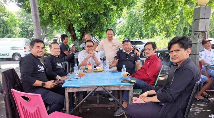 Rombongan Pengurus SMSI Sulsel berkumpul dalam suasana santai di Warkop Sweetness 588 Parepare untuk membahas agenda Muskot dan penguatan jejaring media daerah, November 2025. (tim)