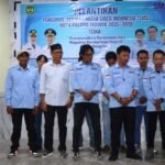 Pelantikan Pengurus SMSI Kota Palopo periode 2025–2028 berlangsung khidmat, dengan para pengurus mengenakan seragam resmi saat prosesi pengukuhan di Hotel Harapan, Senin (17/11/2025).