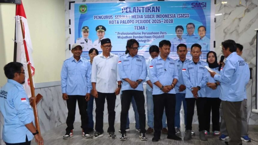 Pelantikan Pengurus SMSI Kota Palopo periode 2025–2028 berlangsung khidmat, dengan para pengurus mengenakan seragam resmi saat prosesi pengukuhan di Hotel Harapan, Senin (17/11/2025).