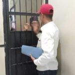 Kuasa hukum Agung Salim berbicara langsung dengan Syahruddin di ruang tahanan Polsek Tamalate, menyoroti dugaan kejanggalan dalam proses penanganan perkara.