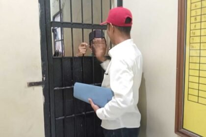 Kuasa hukum Agung Salim berbicara langsung dengan Syahruddin di ruang tahanan Polsek Tamalate, menyoroti dugaan kejanggalan dalam proses penanganan perkara.