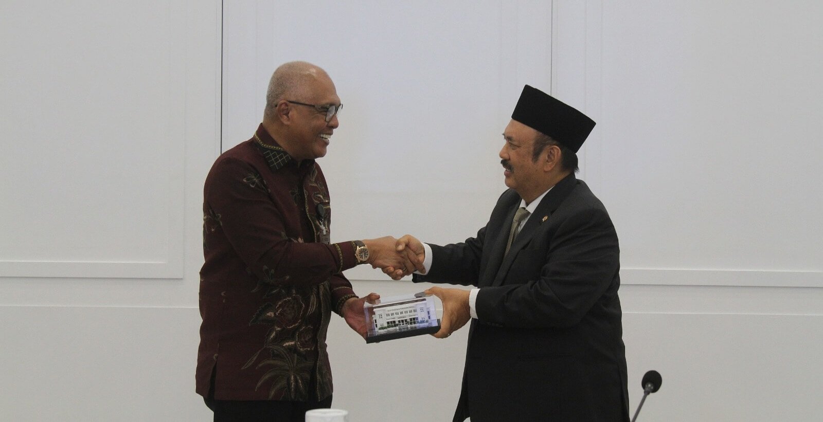Pendidikan Jurnalistik Jadi Titik Temu PWI dan Bappenas dalam Penguatan SDM Media 2 PWI dan Bappenas saling bertukar cenderamata sebagai simbol penguatan kolaborasi strategis dalam pembangunan ekosistem pers nasional.