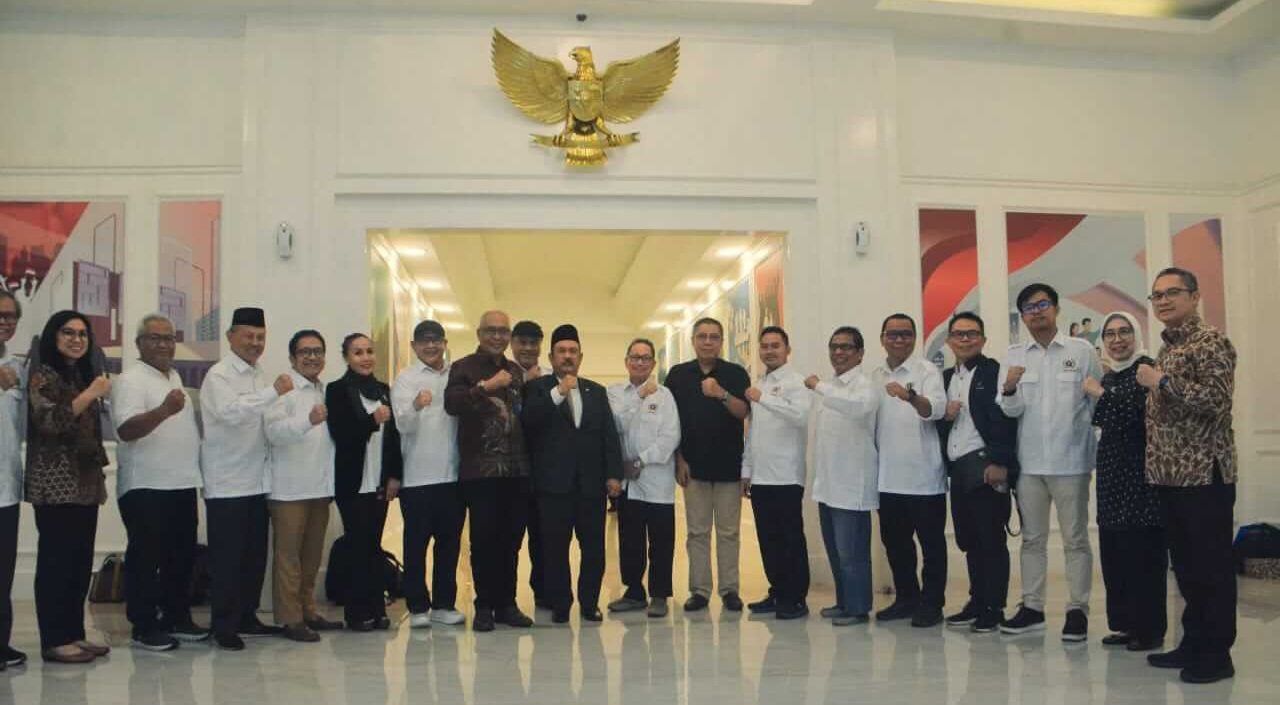 Pendidikan Jurnalistik Jadi Titik Temu PWI dan Bappenas dalam Penguatan SDM Media 3 Rombongan PWI dan jajaran Bappenas berfoto bersama usai pertemuan, menegaskan komitmen kolaborasi dalam memperkuat peran pers untuk pembangunan nasional.