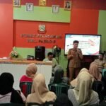 Lurah Paropo, Hizkia Lumme, S.IP, sedang memberikan penjelasan terkait kelengkapan administrasi dan tahap perekrutan calon petugas Tempat Pemungutan Suara (TPS) sesuai ketentuan Peraturan Wali Kota (Perwali) Nomor 20 Tahun 2025. (pl/mediapesan)
