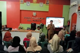 Lurah Paropo, Hizkia Lumme, S.IP, sedang memberikan penjelasan terkait kelengkapan administrasi dan tahap perekrutan calon petugas Tempat Pemungutan Suara (TPS) sesuai ketentuan Peraturan Wali Kota (Perwali) Nomor 20 Tahun 2025. (pl/mediapesan)