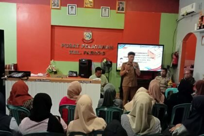 Lurah Paropo, Hizkia Lumme, S.IP, sedang memberikan penjelasan terkait kelengkapan administrasi dan tahap perekrutan calon petugas Tempat Pemungutan Suara (TPS) sesuai ketentuan Peraturan Wali Kota (Perwali) Nomor 20 Tahun 2025. (pl/mediapesan)